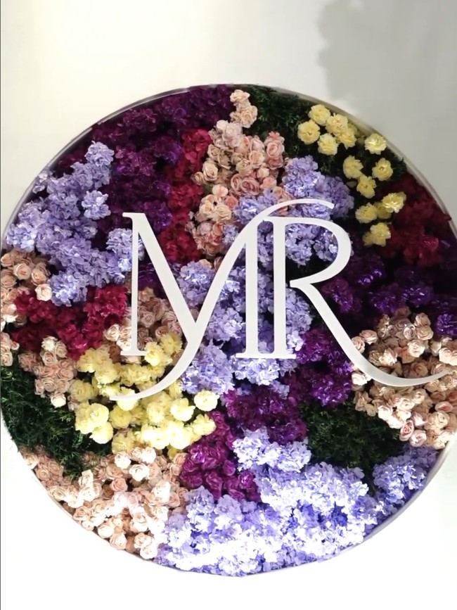 Sentuhan personal dituangkan lewat backdrop bunga bertulisan ‘MR’, inisial nama Mahalini dan Rizky Febian.  Foto: Instagram @thebridestory @johan.k.lotus