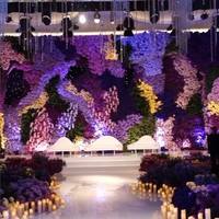 Seperti dikutip dari The Bridestory, instalasi bunga aneka warna dan dedaunan menambah atmosfer romantis di hari istimewa pasangan penyanyi yang resmi menikah pada Jumat (10/5/2024). Foto: Instagram @thebridestory @johan.k.lotus