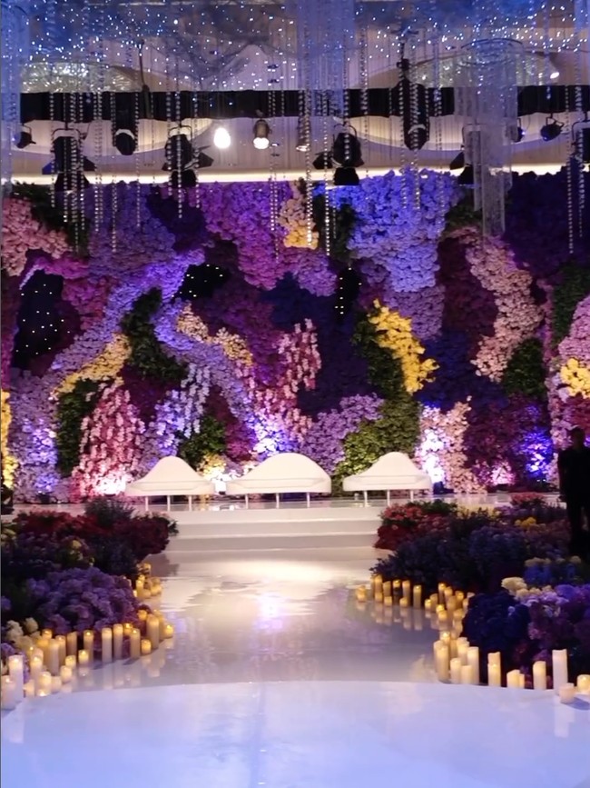 Seperti dikutip dari The Bridestory, instalasi bunga aneka warna dan dedaunan menambah atmosfer romantis di hari istimewa pasangan penyanyi yang resmi menikah pada Jumat (10/5/2024). Foto: Instagram @thebridestory @johan.k.lotus