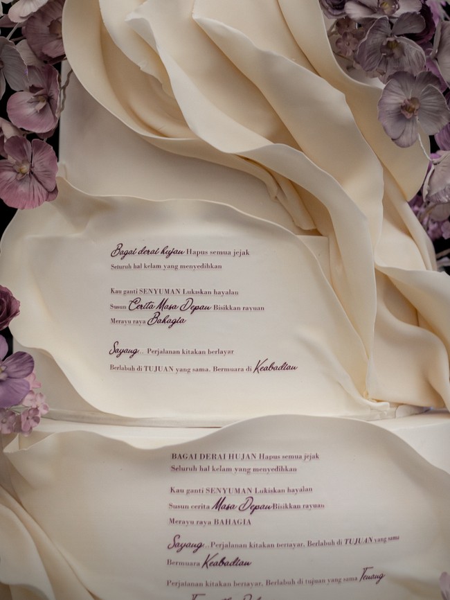 Penggalan lirik yang dimaksud adalah dari lagu #berMuara yang merupakan single terbaru Rizky dan Mahalini yang dirilis bertepatan dengan dimulainya momen rangkaian acara pernikahan mereka awal Mei lalu. Foto: Instagram @thebridestory @johan.k.lotus