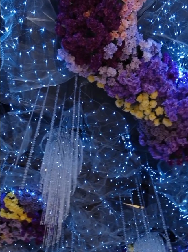 Kesan modern dan glamor terselip dengan kehadiran elemen cermin dan kerlip lampu yang menjuntai. Foto: Instagram @thebridestory @johan.k.lotus