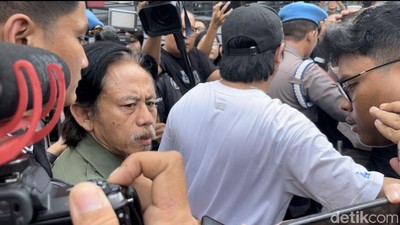 5 Potret Tampang Serius Epy Kusnandar Usai Pemeriksaan