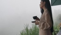 Ketika sedang beristirahat dari warungnya, Karina Ranau menyempatkan diri untuk santai. Kafe di atas ketinggian dikunjungi untuk menikmati pemandangan sambil minum kopi. Foto: Instagram/karinaranau9