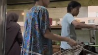 Walaupun menjadi aktor yang terkenal, Epy Kusnandar tak gengsi berjualan. Ia terlibat langsung untuk memasak di warung nasinya sendiri. Foto: Instagram/karinaranau9
