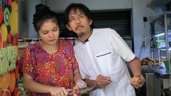 Epy Kusnandar dan Karina Ranau Kompak Jualan Nasi hingga Panen Durian