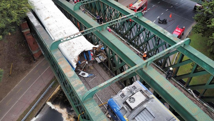 An injured person is moved on a stretcher at the site of a train collision in Buenos Aires, Argentina, May 10, 2024. REUTERS/Agustin Marcarian