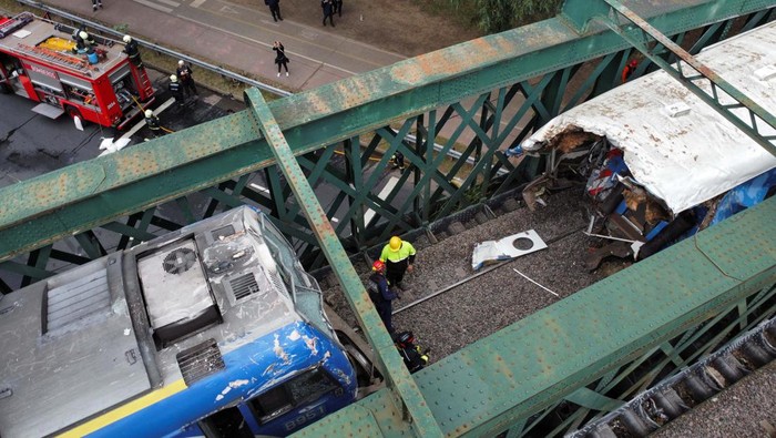 An injured person is moved on a stretcher at the site of a train collision in Buenos Aires, Argentina, May 10, 2024. REUTERS/Agustin Marcarian