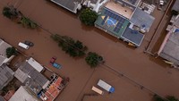 Korban tewas akibat banjir bandang yang menerjang selatan Brasil mencapai 100 orang. Sementara 128 orang masih dalam pencarian.