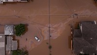 Pemandangan drone menunjukkan sebuah mobil di jalan yang banjir di Eldorado do Sul, negara bagian Rio Grande do Sul, Brasil, 10 Mei 2024. 