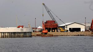 Galangan Kapal Bertengger di Proyek Tanggul Laut Pantai Dadap