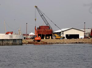 Galangan Kapal Bertengger di Proyek Tanggul Laut Pantai Dadap