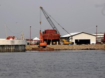 Galangan Kapal Bertengger di Proyek Tanggul Laut Pantai Dadap