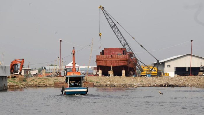 Galangan Kapal Bertengger di Proyek Tanggul Laut Pantai Dadap Alat berat mengerjakan pembangunan tanggul laut di Pantai Dadap, Kabupaten Tangerang guna mengurangi bencana banjir rob yang kerap terjadi.