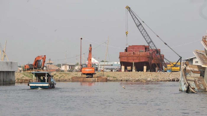Galangan Kapal Bertengger di Proyek Tanggul Laut Pantai Dadap Alat berat mengerjakan pembangunan tanggul laut di Pantai Dadap, Kabupaten Tangerang guna mengurangi bencana banjir rob yang kerap terjadi.