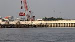 Galangan Kapal Bertengger di Proyek Tanggul Laut Pantai Dadap
