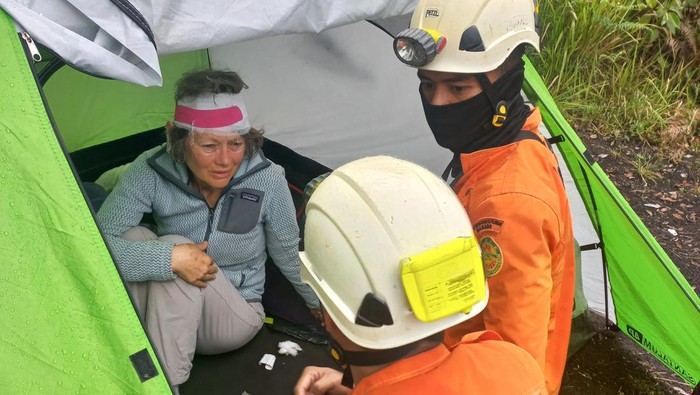 Warga negara asing (WNA) asal Inggris bernama Lois (64) tertimpa reruntuhan batu saat mendaki di Gunung Soputan, Kabupaten Minahasa, Sulawesi Utara (Sulut).