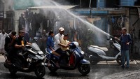 Gelombang panas melanda sejumlah negara di dunia, diantaranya ialah India, Jepang, dan Yunani. India bahkan melaporkan hampir 25.000 kasus dan 56 kematian akibat serangan panas dari Maret hingga Mei. (REUTERS/Amit Dave)