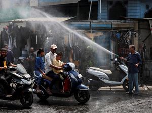 Gelombang Panas Melanda India, Warga Semprotkan Air di Jalanan