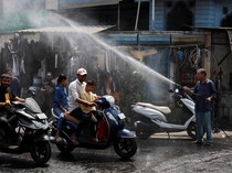 Gelombang Panas Melanda India, Warga Semprotkan Air di Jalanan