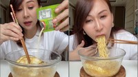 Nyeleneh! Food Influencer Ini Makan Indomie Pakai Serbuk Minuman Jeruk