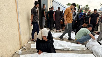 Isak Tangis Warga Gaza di Deir Al-Balah