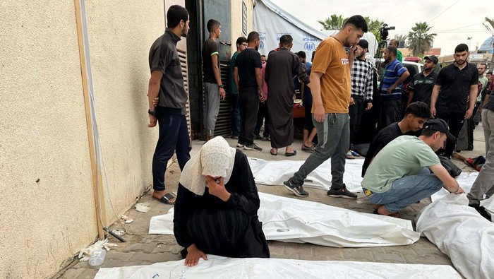 Mourners react next to the bodies of Palestinians killed in an Israeli strike, amid the ongoing conflict between Israel and the Palestinian Islamist group Hamas, in Deir Al-Balah in central Gaza Strip May 11, 2024. REUTERS/Doaa Rouqa