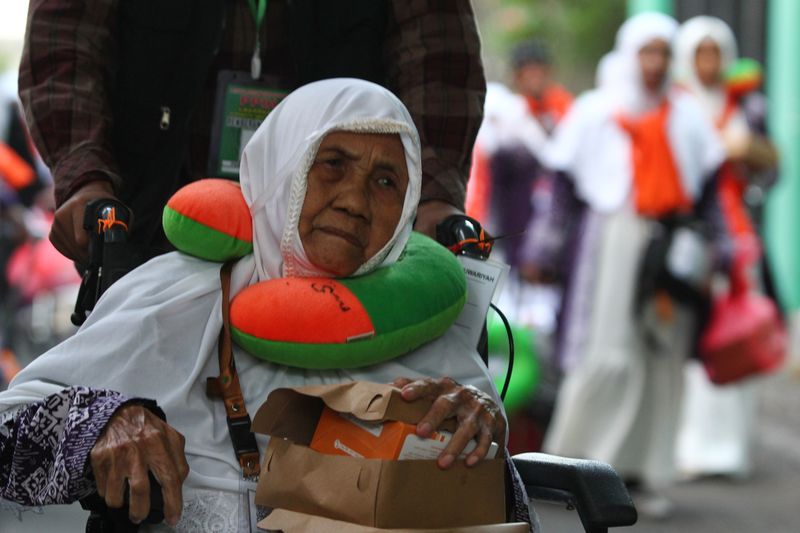 Sejumlah jamaah calon haji berjalan menuju ke gedung Mina di asrama haji embarkasi Surabaya, Jawa Timur, Sabtu (11/5/2024). Sebanyak 1.855  calon haji serta petugas kloter secara bertahap berdatangan di asrama haji embarkasi Surabaya  pada hari  Sabtu (11/5). ANTARA FOTO/Didik Suhartono/nz