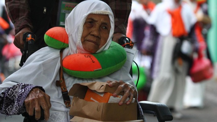 Sejumlah jamaah calon haji berjalan menuju ke gedung Mina di asrama haji embarkasi Surabaya, Jawa Timur, Sabtu (11/5/2024). Sebanyak 1.855 calon haji serta petugas kloter secara bertahap berdatangan di asrama haji embarkasi Surabaya pada hari Sabtu (11/5). ANTARA FOTO/Didik Suhartono/nz
