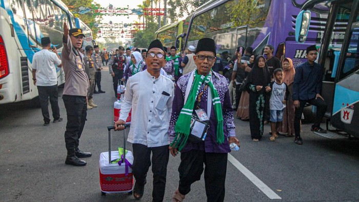 Sejumlah jamaah calon haji berjalan menuju ke gedung Mina di asrama haji embarkasi Surabaya, Jawa Timur, Sabtu (11/5/2024). Sebanyak 1.855  calon haji serta petugas kloter secara bertahap berdatangan di asrama haji embarkasi Surabaya  pada hari  Sabtu (11/5). ANTARA FOTO/Didik Suhartono/nz