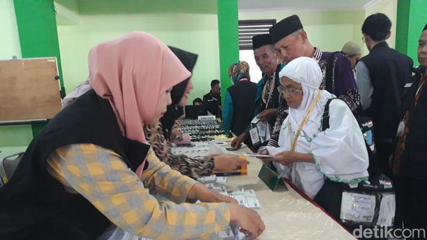 Jemaah calon haji kloter 1 mulai masuk ke Asrama Donohudan Boyolali, Sabtu (11/5/2024)