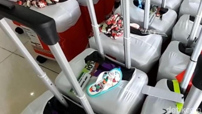 Koper jinjing milik seorang jemaah calon haji asal Temanggung, Urip Maemunah ditandai dengan dipasang sandal, Sabtu (11/5/2024).