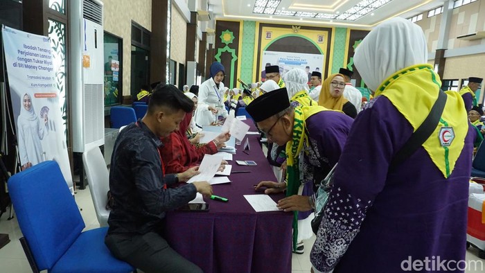 Jemaah calon haji saat melakukan registrasi dan cek kesehatan di Aula Asrama Haji Palembang.