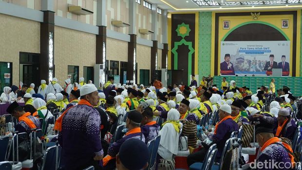 Jemaah calon haji saat melakukan registrasi dan cek kesehatan di Aula Asrama Haji Palembang.