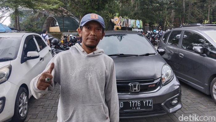 Jene, juru parkir di Tahura Djuanda Bandung.