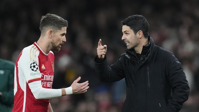 Arsenals manager Mikel Arteta, right, talks with Arsenals Jorginho during the Champions League Group B soccer match between Arsenal and Sevilla at Emirates stadium in London Wednesday, Nov. 8, 2023. (AP Photo/Kirsty Wigglesworth)