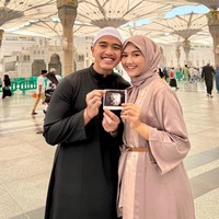 Erina Gudono dan Kaesang Pangarep mengumumkan kabar bahagia kehamilan anak pertama saat umrah di Makkah. Kompak mengenakan pakaian berwarna putih, terlihat Kaesang dan Erina pose bersama di depan Ka’bah sambil memamerkan foto USG si jabang bayi. Foto: Instagram/@kaesangp/@erinagudono