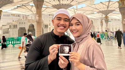 7 Gaya Erina Gudono Umrah saat Hamil, Pamer Foto USG Depan Kabah