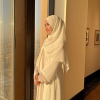 Penampilan Erina saat umrah pun terlihat adem dengan hijab yang dikenakannya. Bumil tersebut tampil cantik dengan pulasan makeup minimalisnya. Foto: Instagram/@kaesangp/@erinagudono