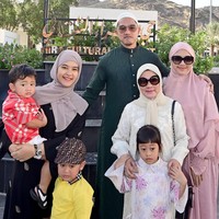 Tak hanya berdua, Erina dan Kaesang juga menjalankan ibadah umrah bersama keluarganya. Seperti dalam foto terlihat kakak Kaesang, Kahiyang Ayu bersama anak-anaknya, serta sang bunda, Iriana Joko Widodo tampak ikut menjalankan umrah bersama. Foto: Instagram/@kaesangp/@erinagudono