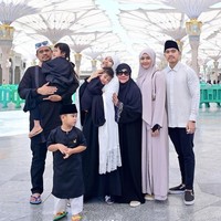 Sang istri tengah hamil muda, Kaesang tampak selalu setia menemani Erina. Unggahan Kaesang itu pun langsung banjir ucapan selamat dari para netizen. Foto: Instagram/@kaesangp/@erinagudono