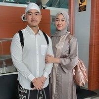 Dalam salah satu unggahannya Kaesang mengatakan jika rencana umrah bersama sang istri itu sebelumnya sudah tertunda hampir 5 kali. Akhirnya keduanya pun berangkat umrah saat Erina tengah hamil. Foto: Instagram/@kaesangp/@erinagudono