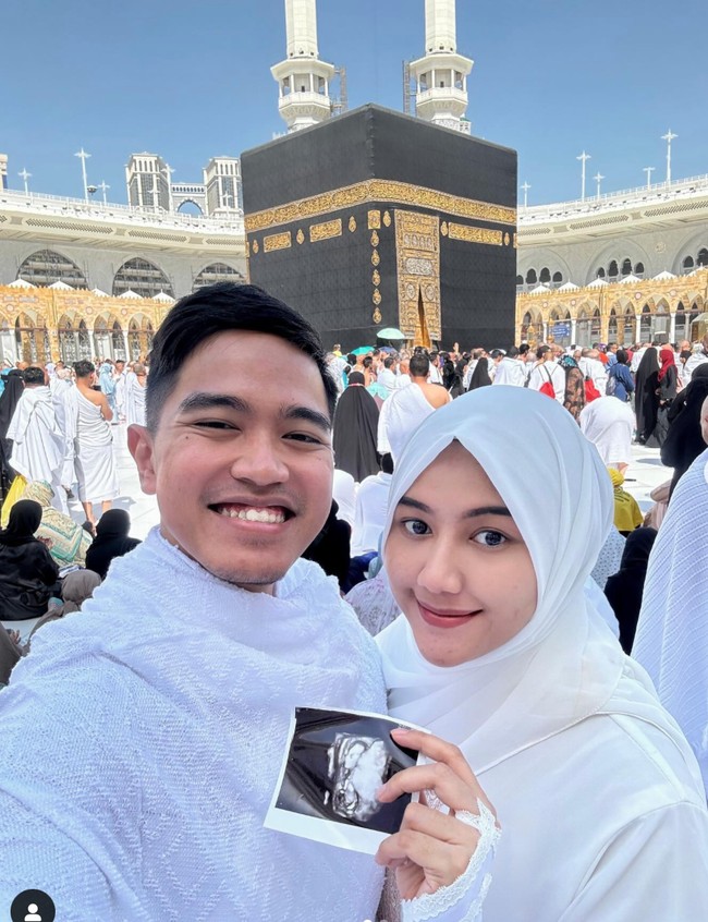 Melalui akun Instagram pribadi Erina Gudono dan Kaesang Pangarep baru saja mengumumkan kabar bahagia kehamilannya. Kompak mengenakan pakaian berwarna putih, terlihat Kaesang dan Erina berpose bersama di depan kabah sambil memamerkan foto USG sang jabang bayi. Foto: Instagram/@kaesangp/@erinagudono