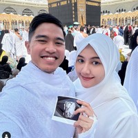 Melalui akun Instagram pribadi Erina Gudono dan Kaesang Pangarep baru saja mengumumkan kabar bahagia kehamilannya. Kompak mengenakan pakaian berwarna putih, terlihat Kaesang dan Erina berpose bersama di depan kabah sambil memamerkan foto USG sang jabang bayi. Foto: Instagram/@kaesangp/@erinagudono