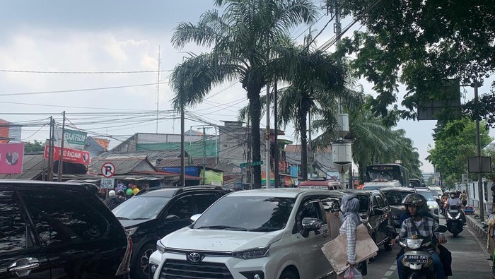Lonjakan Kunjungan ke Ragunan, Kantong Parkir Mobil Meluap