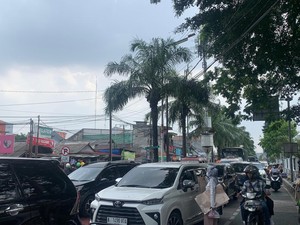 Ragunan Ramai Dikunjungi Warga, Kantong Parkir Mobil di Pintu Utama Penuh