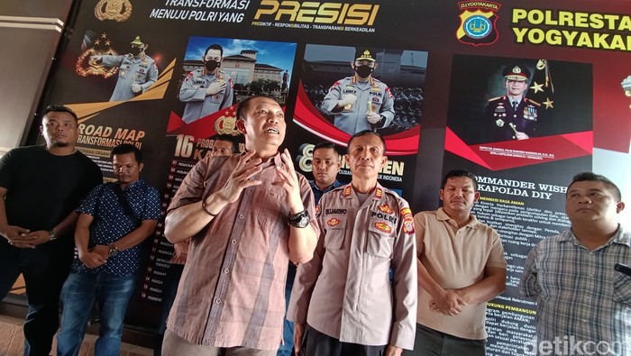 Kasat Reskrim Polresta Jogja AKP MP Probo Satrio dan keenam debt collector viral (sisi belakang) di Mapolresta Jogja, Sabtu (11/5/2024).