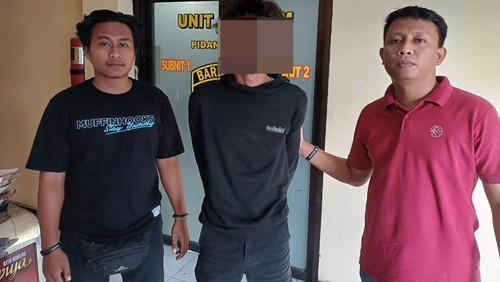 Foto : MM (30) terduga pelaku yang ditangkap polisi karena memukul dan menggigit anak kandungnya sendiri. (Dok. Polres Bima Kota)
