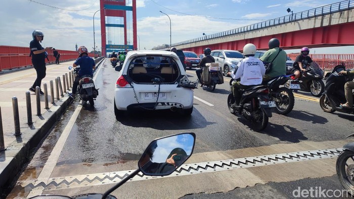Kecelakaan beruntun di Jembatan Ampera