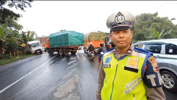 Polisi melakukan olah tempat kejadian kecelakaan beruntun di jalan Kudus - Pati tepatnya Desa Gondoharum Kecamatan Jekulo, Sabtu (11/5/2024).