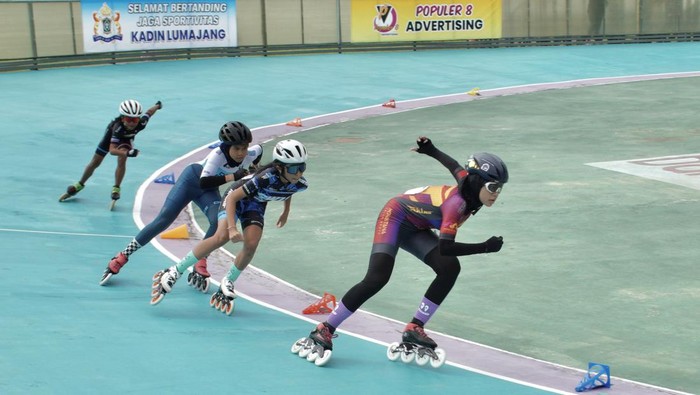 Sejumlah penonton menyaksikan balap sepatu roda kejuaraan Mahameru Open Roller Skate 3 di Sirkuit Sepatu Roda Kawasan Wisata Tambuh Raya Idaman, Lumajang, Jawa Timur, Sabtu (11/5/2024). Kejuaraan yang diikuti 300 atlet dari berbagai daerah di Indonesia tersebut sebagai ajang pengembangan olahraga sepatu roda sekaligus pencarian bibit atlet balap sepatu roda. ANTARA FOTO/Irfan Sumanjaya/nz